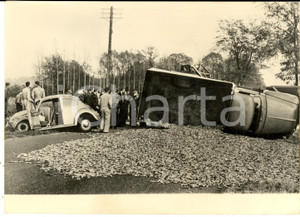 Fotografia d epoca originale 1959 JUTLAND DENMARK Incidente con ribaltamento di camion carico di pesce FOTO 1