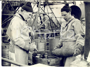 Fotografia d epoca originale 1959 KIEL GERMANY Smaltimento delle granate di gas Tabun su nave cargo  Foto 1