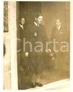 Fotografia d epoca originale 1938 PARIS King Carol of Roumania and prince Michael leaving Hotel Meurice PHOTO 1