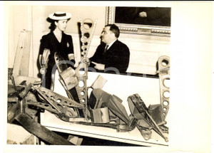 Fotografia d epoca originale 1941 NEW YORK Mayor Fiorello LA GUARDIA receives aluminium from a German plane 1