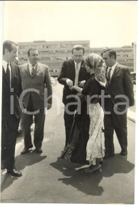Fotografia d epoca originale 1969 ROMA XI Congresso DC  Giulio ANDREOTTI fa l elemosina a una zingara Foto 1