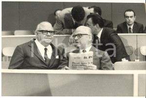 Fotografia d epoca originale 1969 ROMA XI Congresso DC  Giovanni GRONCHI con Guido GONNELLA legge IL POPOLO 1