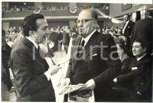 Fotografia d epoca originale 1969 ROMA XI Congresso DC Giulio ANDREOTTI scherza con Giovanni Battista SCAGLIA 1