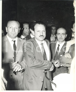 Fotografia d epoca originale 1965 ca ROMA Congresso PSI  Stretta di mano tra Mauro FERRI e Luigi PRETI Foto 1