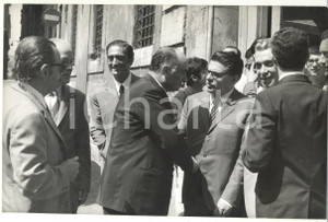 Fotografia d epoca originale 1965 ca ROMA CAMPITELLI Sede PSU  Arrivo di Mario TANASSI Foto 30x20 1