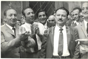 Fotografia d epoca originale 1965 ca ROMA CAMPITELLI Sede PSU  Mauro FERRI applaudito all arrivo Foto 30x20 1