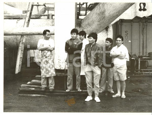 Fotografia d epoca originale 1992 GENOVA  COSTUME Operai cinesi in pausa Foto 24x18 cm 1