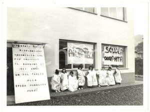 Fotografia d epoca originale 1994 FERRADA  MOCONESI Bambini occupano la scuola elementare Foto 24x18 cm 1