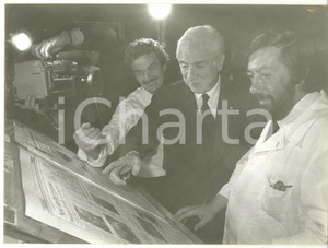 Fotografia d epoca originale 1990 ca GENOVA Francesco COSSIGA visita redazione giornalistica Foto 24x18 cm 1