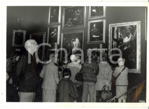 Fotografia d epoca originale 1997 GENOVA Mostra di Antoon VAN DYCK  Visitatori osservano i dipinti Foto 1