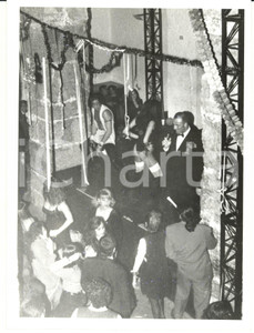 Fotografia d epoca originale 1995 GENOVA Spogliarello alle CISTERNE DEL DUCALE Foto VINTAGE 18x24 1