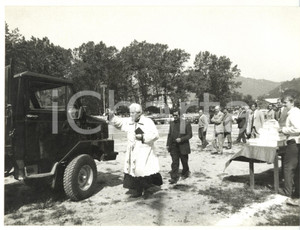 Fotografia d epoca originale 1987 RONCO SCRIVIA GE Manifestazione difesa civile  Parroco benedice le auto 1