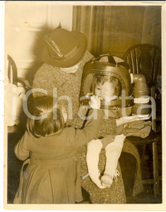 Fotografia d epoca originale 1935 ca LONDON Demonstration of a new gas mask for babies  Photo 20x25 cm 1