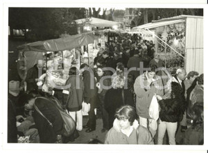 Fotografia d epoca originale 1997 GENOVA Mercatini di Natale in PIAZZA VERDI Foto VINTAGE 18x13 cm 1