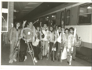 Fotografia d epoca originale 1989 GENOVA Treno della neve  Giovani sciatori al rientro da LIMONE Foto 24x18 1