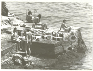 Fotografia d epoca originale 1990 ca GENOVA Comitiva prende il sole in costume da bagno Foto VINTAGE 24x18 1