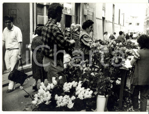 Fotografia d epoca originale 1986 GENOVA Via della Consolazione  Mercato dei fiori  Foto VINTAGE 24x18 cm 1