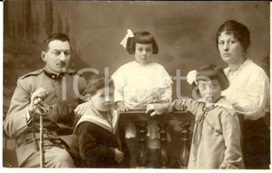 Fotografia d epoca originale 1910 ca ITALIA Ritratto di un ufficiale con la famiglia Foto cartolina VINTAGE 1