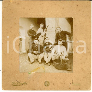Fotografia d epoca originale 1900 ca VERONA Gruppo di ufficiali in una cascina Foto GOLIARDICA 13x13 1