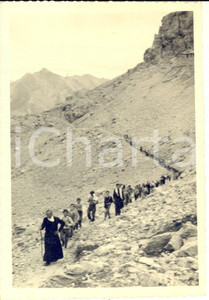 Fotografia d epoca originale 1940 ca TRENTINO ? ESCURSIONISMO  Parroco con una fila di giovani Foto 7x10 1