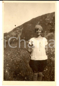 Fotografia d epoca originale 1930 ca LOMBARDIA ESCURSIONISMO Ritratto di donna in campo fiorito  Foto 1