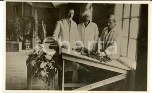 Fotografia d epoca originale 1930 ca INDIA Esperto italiano presso laboratorio stoffe  Foto cartolina RARA 1