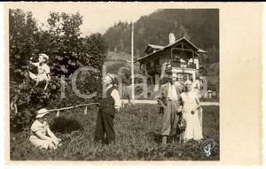 Fotografia d epoca originale 1940 ca TRENTINO Gita in campagna con raccolta della frutta  Foto  VINTAGE 1