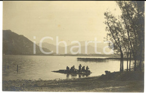 Fotografia d epoca originale 1920 ca LAGO DI PUSIANO Escursionisti in barca  Foto VINTAGE ARTISTICA 15x9 cm 1