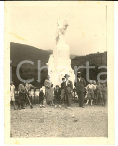 Fotografia d epoca originale 1930 ca PIETRASANTA Monumento ai Caduti  Famiglia in visita  Foto VINTAGE 9x12 1
