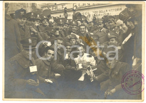 Fotografia d epoca originale 1940 ca REGIO ESERCITO 40Â° Reggimento Fanteria  Brindisi per la vittoria Foto 1