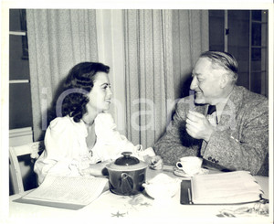 Fotografia d epoca originale 1950 CINEMA Faith DOMERGUE prende un the con il regista Stuart HEISLER  Foto 1