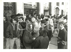 Fotografia d epoca originale 1994 GENOVA Proiezione Schindler s List  Studenti all uscita dal cinema Foto 1
