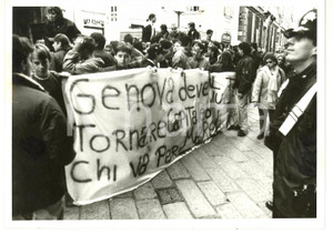 Fotografia d epoca originale 1997 GENOVA Carabinieri vigilano manifestazione studentesca Foto VINTAGE 18x13 1