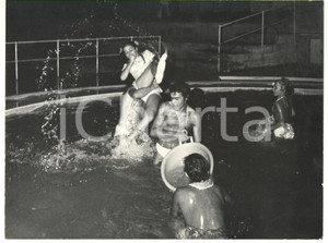 Fotografia d epoca originale 1990 ca GENOVA Festa in piscina  Giochi in acqua  Fotografia VINTAGE 24x18 cm 1