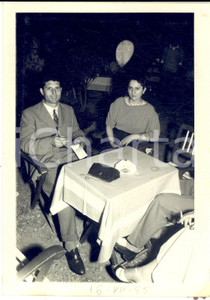 Fotografia d epoca originale 1955 ALASSIO Coppia a una cena sul lungomare  Fotografia VINTAGE 13x18 cm 1