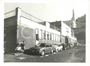 Fotografia d epoca originale 1990 ca GENOVA Veduta di periferia con auto parcheggiate Foto VINTAGE 24x18 1