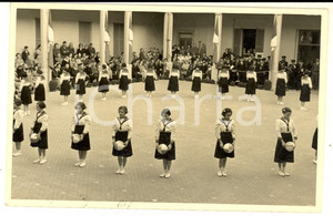 Fotografia d epoca originale 1950 ca ITALIA Collegio femminile  Saggio di ginnastica con la palla  Foto 1