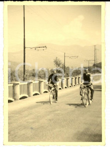 Fotografia d epoca originale 1960 ca BORGO SAN DALMAZZO Ritratto di due amici in bicicletta  Foto 7x10 cm 1