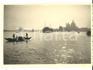 Fotografia d epoca originale 1950 ca VENEZIA Canal Grande  Navi e gondolieri al tramonto  Foto cartolina 1
