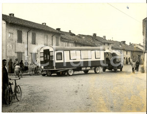 Fotografia d epoca originale 1951 GARLASCO Via Santa Maria  Incidente con furgoncino e rimorchio Foto 24x18 1