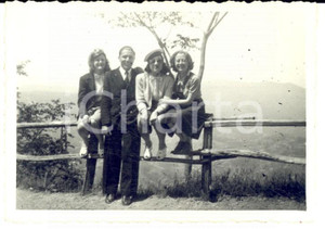 Fotografia d epoca originale 1935 ca ITALIA Gruppo di amici con giovani marinaie  Foto CURIOSA 10x7 cm 1
