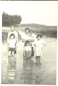 Fotografia d epoca originale 1957 Alluvione CERVESINA  Tenuta ISOLA  Famiglia in un campo allagato Foto 1