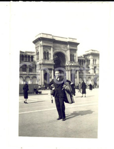Fotografia d epoca originale 1932 MILANO Piazza Duomo  Ritratto di turista con Galleria Vittorio Emanuele 1
