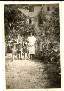 Fotografia d epoca originale 1930 ca ITALIA Ritratto di famiglia in un giardino di campagna Foto VINTAGE 6x9 1