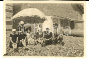 Fotografia d epoca originale 1930 ca LIGURIA Gruppo di famiglia in una spiaggia di sassi Foto 8x6 cm 1