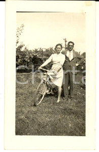 Fotografia d epoca originale 1930 ca ITALIA Ritratto di una coppia in campagna in bicicletta Foto VINTAGE 1