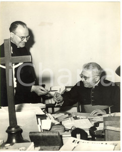 Fotografia d epoca originale 1958 ROMA Ritratto del cardinale Domenico TARDINI nel suo studio  Foto 21x25 1