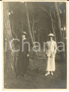 Fotografia d epoca originale 1930 ca ITALIA Ritratto di due donne in un bosco Foto artistica VINTAGE 9x12 cm 1
