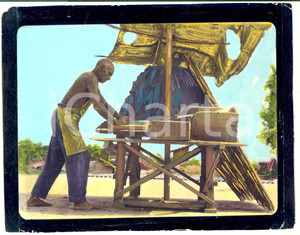 Fotografia d epoca originale 1955 ca STRADELLA ? Operaio al lavoro in fabbrica di mattoni  Foto colorata 1