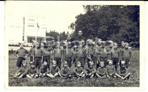 Fotografia d epoca originale 1940 ca ITALIA FASCISMO Gruppo di balilla in colonia con bandiera  Foto 1